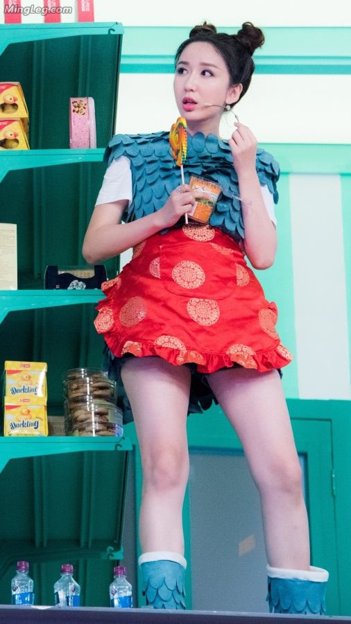 娄艺潇cosplay小龙人露大腿(2/49)
