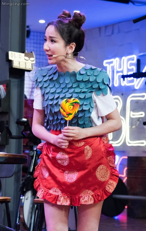 娄艺潇cosplay小龙人露大腿(27/49)