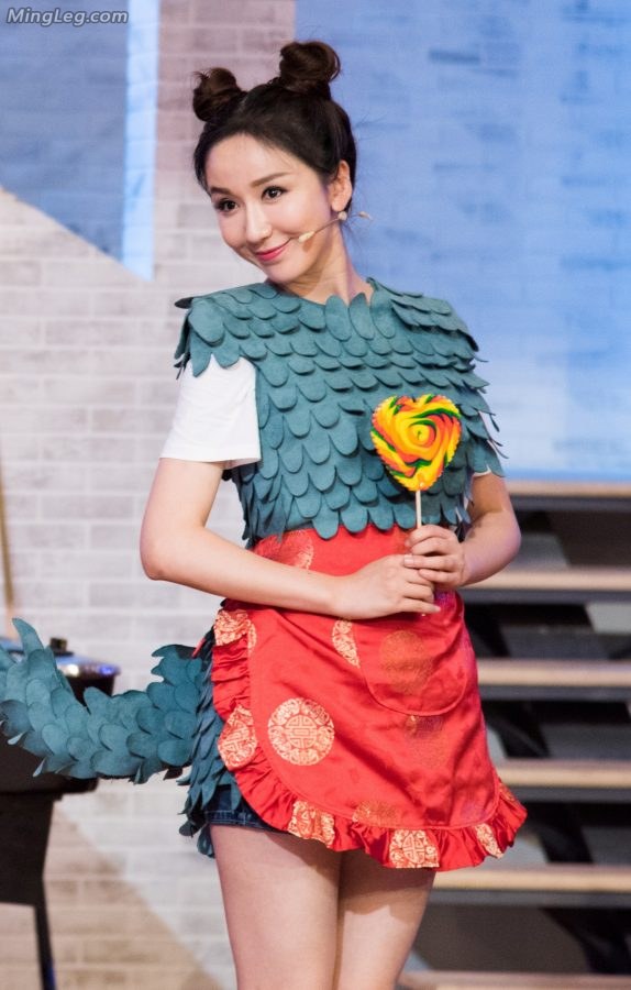 娄艺潇cosplay小龙人露大腿(31/49)