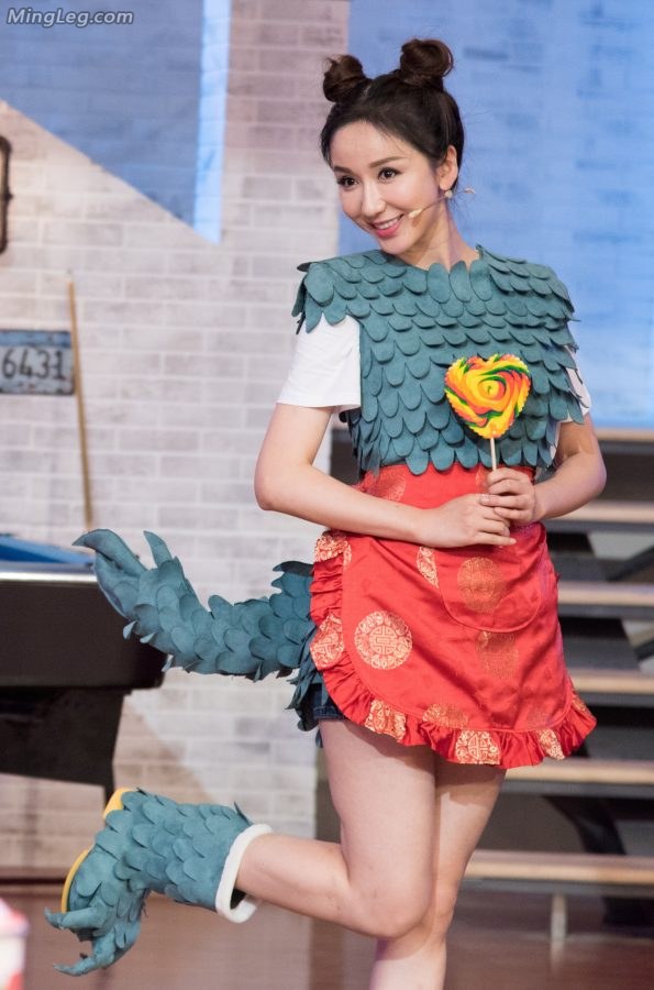 娄艺潇cosplay小龙人露大腿(32/49)