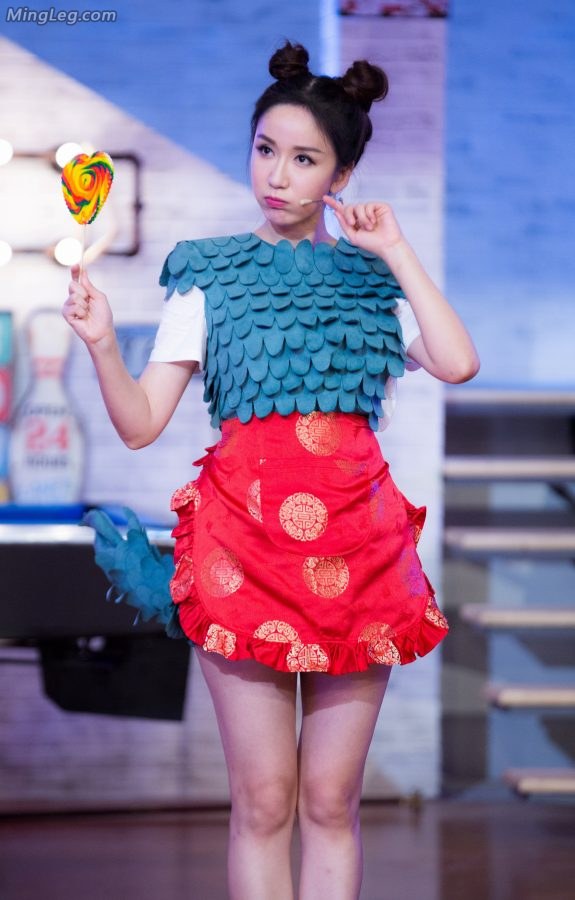 娄艺潇cosplay小龙人露大腿(36/49)