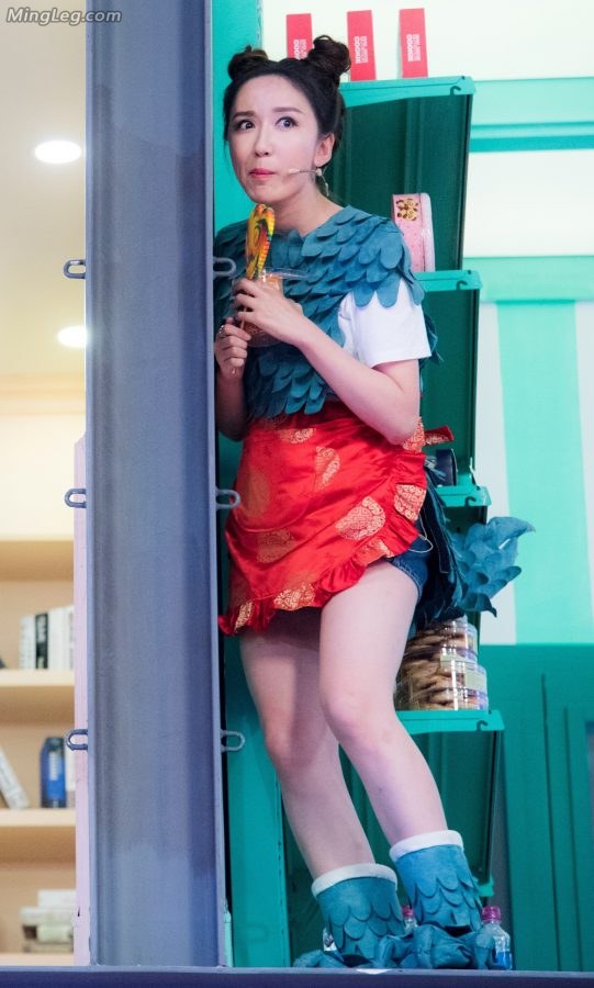 娄艺潇cosplay小龙人露大腿(4/49)
