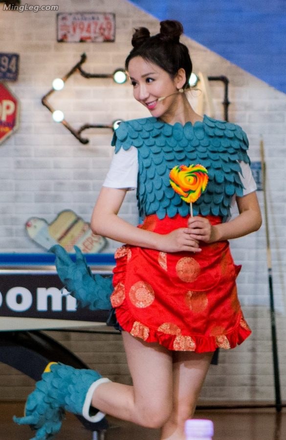 娄艺潇cosplay小龙人露大腿(49/49)