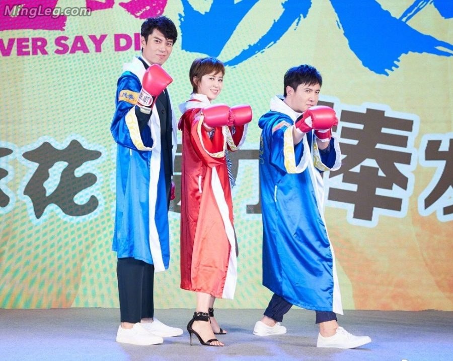 Ma Li promotes the movie with beautiful white legs, jade feet and red nail polish(5/12)