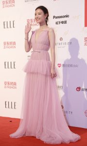 倪妮穿V型全开领礼服秀胸也算尽力了