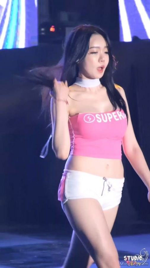 Bambino组合朴恩率《Bang Bang》热裤美腿[网盘](2/6)