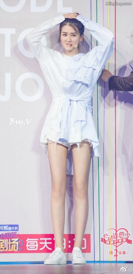 亭亭玉立的美妞乔欣漂亮修长美腿(2/9)