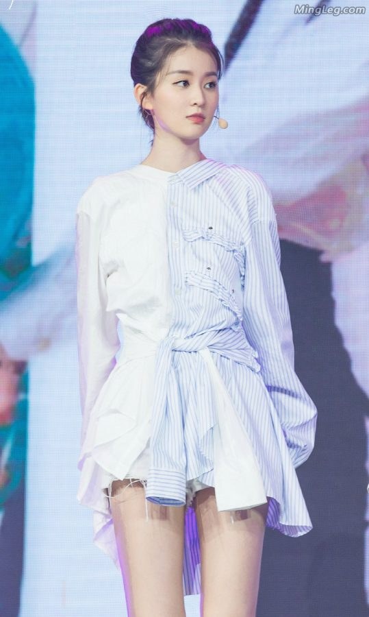 亭亭玉立的美妞乔欣漂亮修长美腿(4/9)