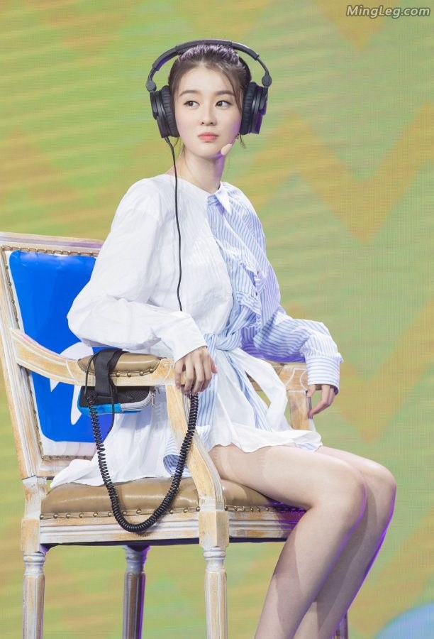 亭亭玉立的美妞乔欣漂亮修长美腿(7/9)