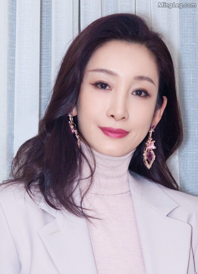 气质女人秦海璐宽松长裤尖头高跟鞋(4/4)