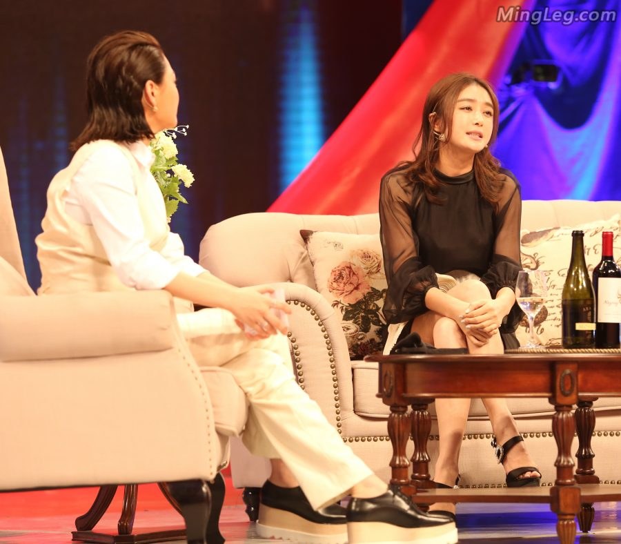 秦岚录制节目桌子下面的高跟美腿(7/27)