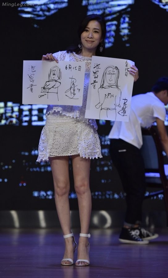 轻熟女佘诗曼凉鞋高跟玉足翘腿坐姿十分好看(4/5)