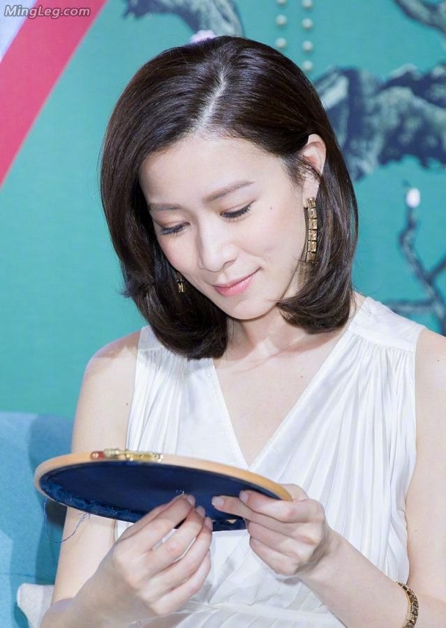 佘诗曼桌子下面靴子高跟鞋底(6/6)