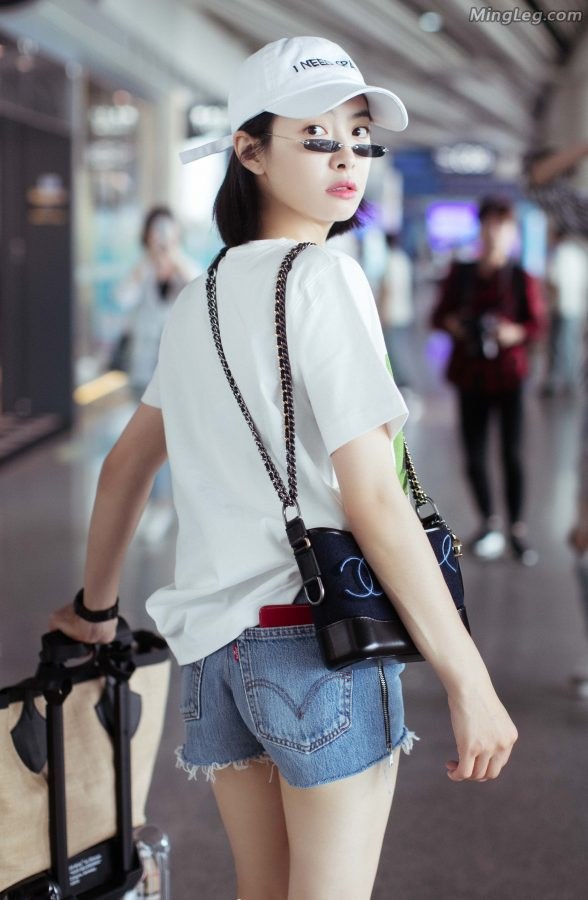 宋茜机场牛仔短裤美腿小pp也是可以的(2/6)