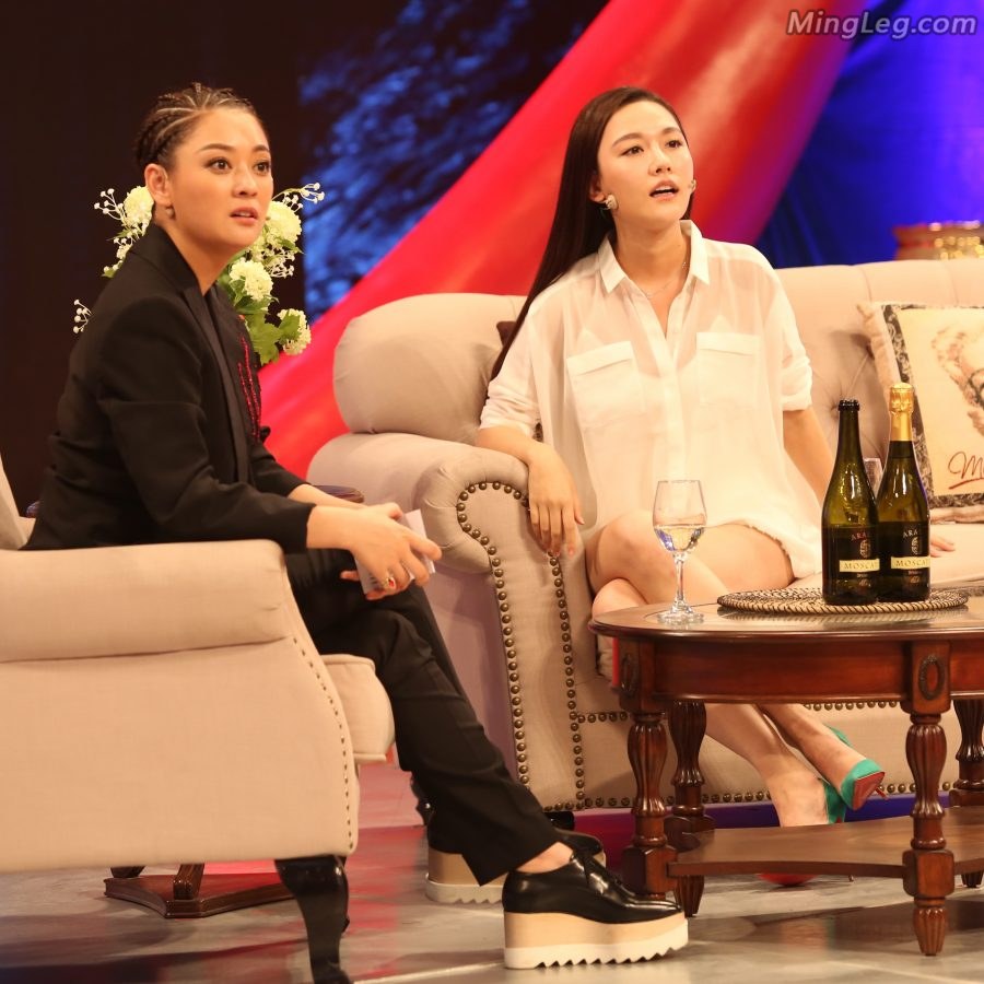 孙骁骁做客奶奶说两条白腿交叉性感(14/16)