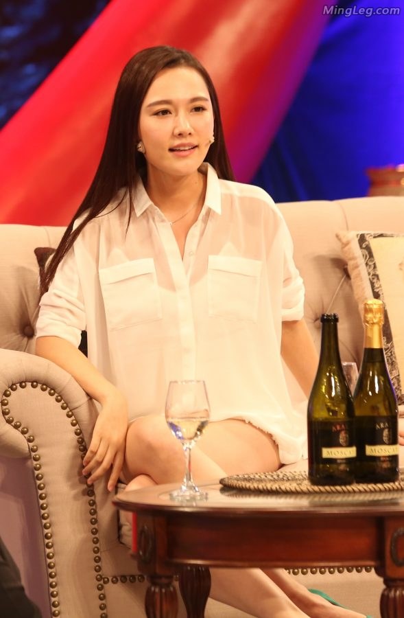孙骁骁做客奶奶说两条白腿交叉性感(16/16)