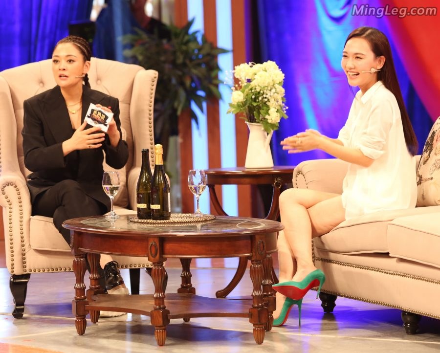 孙骁骁做客奶奶说两条白腿交叉性感(8/16)