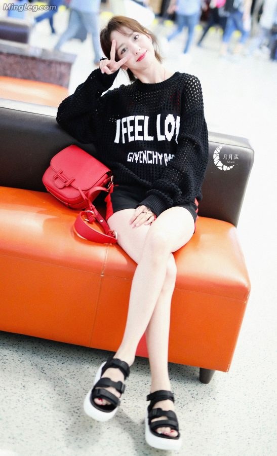 It would be a pity not to have Tong Liya's beautiful white legs.(1/6)