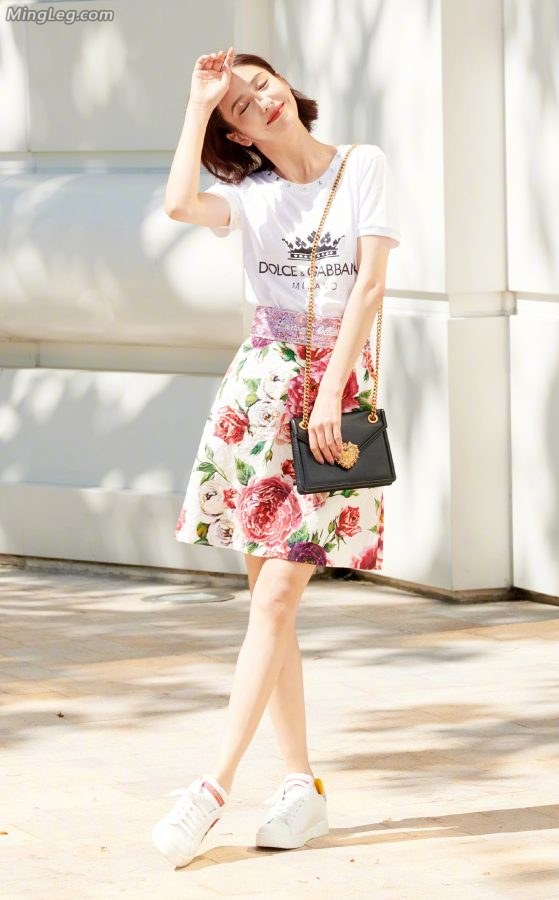 佟丽娅阳光下花裙玉腿写真好舒服的女人(2/2)