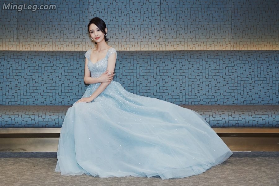 Thumbs up for Tong Liya who confidently exposed half of her breasts(2/9)