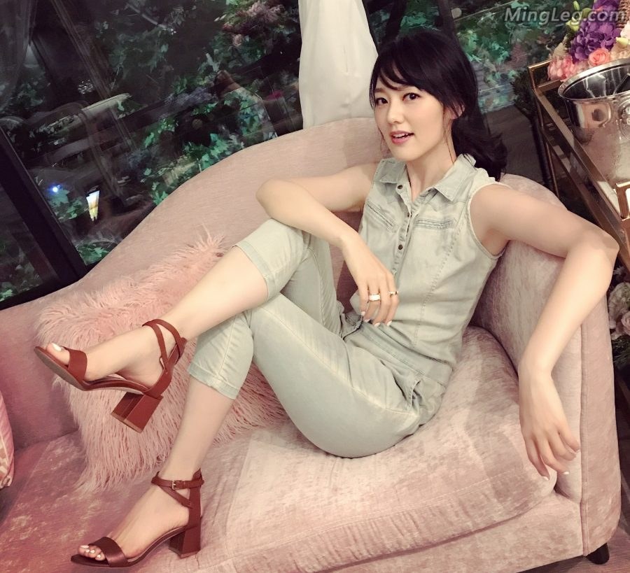 美女主播王冠大方在沙发里秀高跟脚(1/3)
