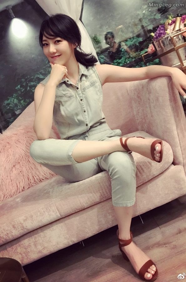 美女主播王冠大方在沙发里秀高跟脚(3/3)