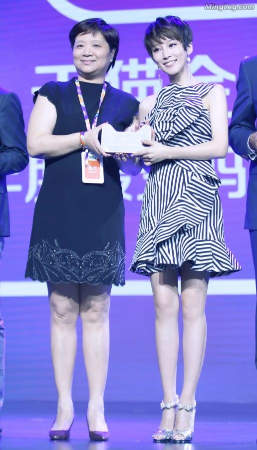 气质美女谢楠高跟美腿露玉背很喜欢她(1/5)