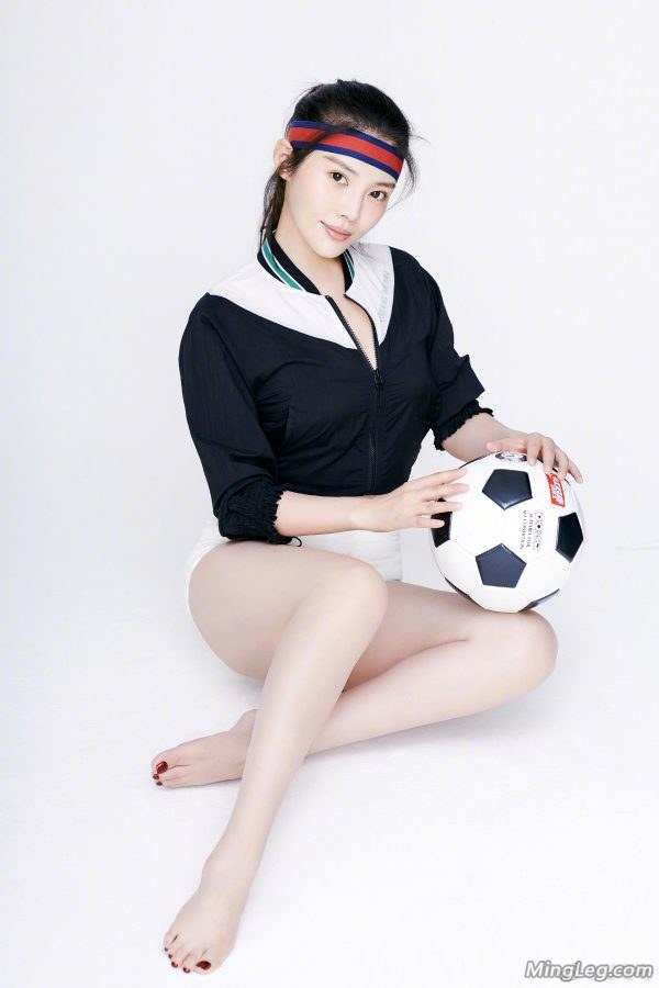 Football baby Xu Dongdong has smooth legs and tender feet(2/5)