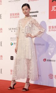 湖北荆州的年轻女模特游天翼穿无跟高跟鞋