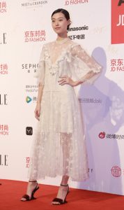 湖北荆州的年轻女模特游天翼穿无跟高跟鞋