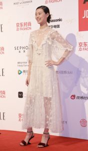 湖北荆州的年轻女模特游天翼穿无跟高跟鞋