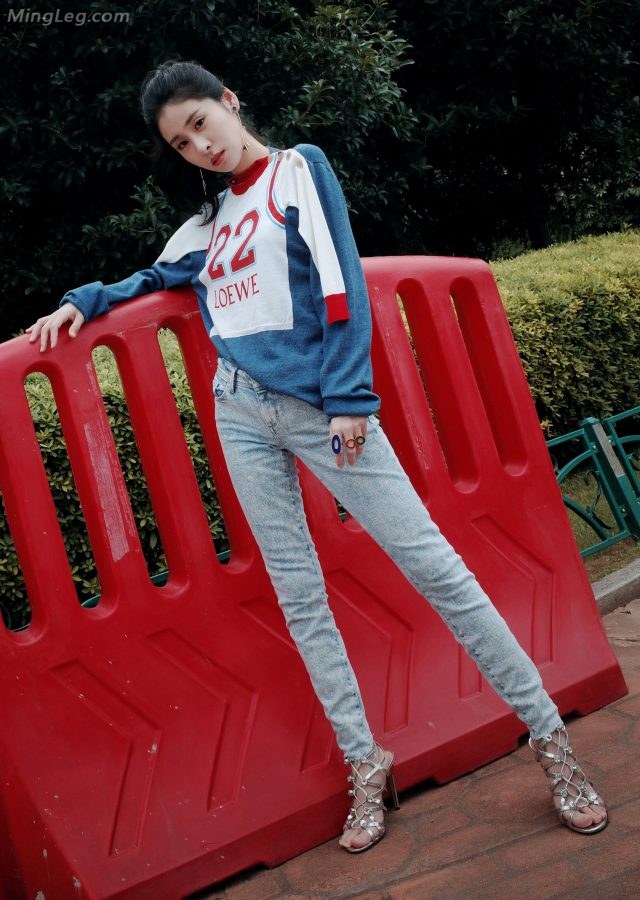 Zhang Bichen silver cool high heels with jeans(7/10)
