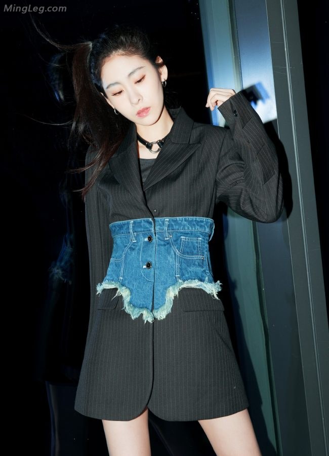 Why does Zhang Bichen wear his jeans so high in his magical dress?(3/5)