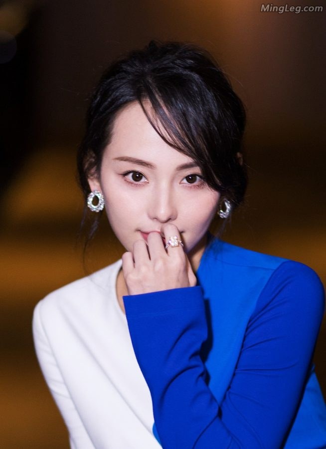 四川美女明星张嘉倪笔直的玉腿(4/9)
