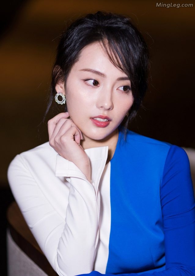 四川美女明星张嘉倪笔直的玉腿(5/9)