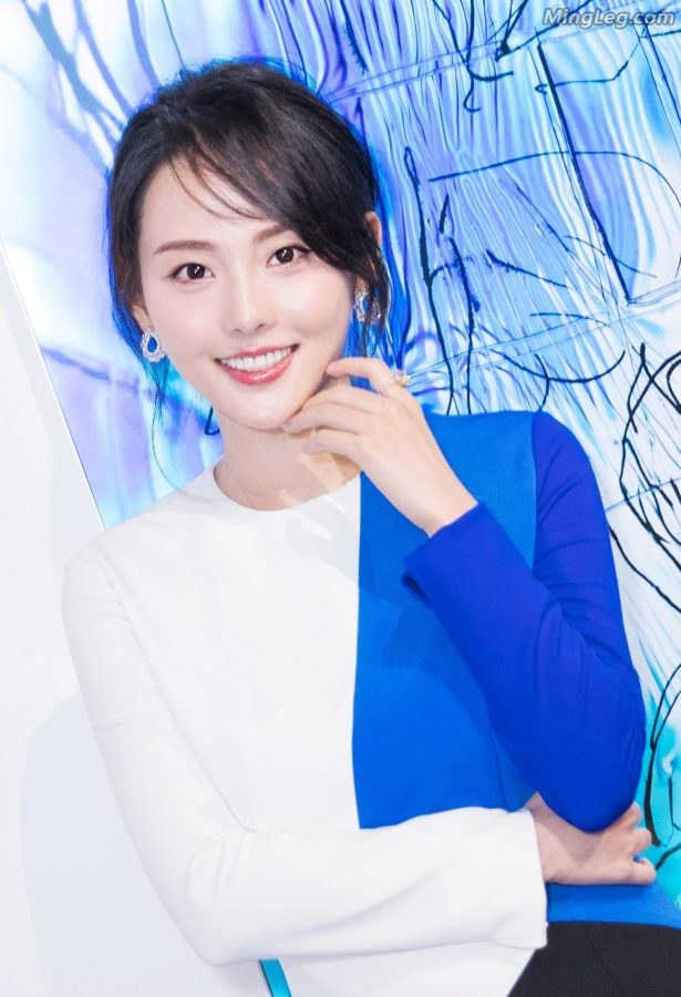 四川美女明星张嘉倪笔直的玉腿(9/9)