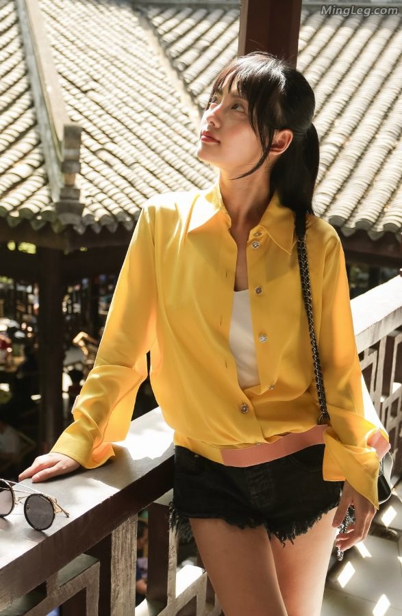Zhang Jiani shows off her beautiful legs in short shorts when visiting the ancient town(4/4)