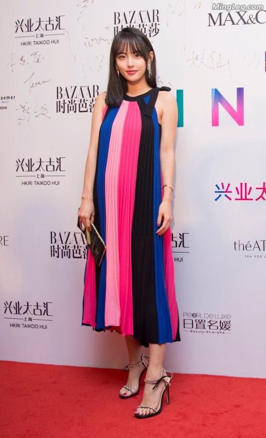 张嘉倪精品玉足看服装秀(4/7)