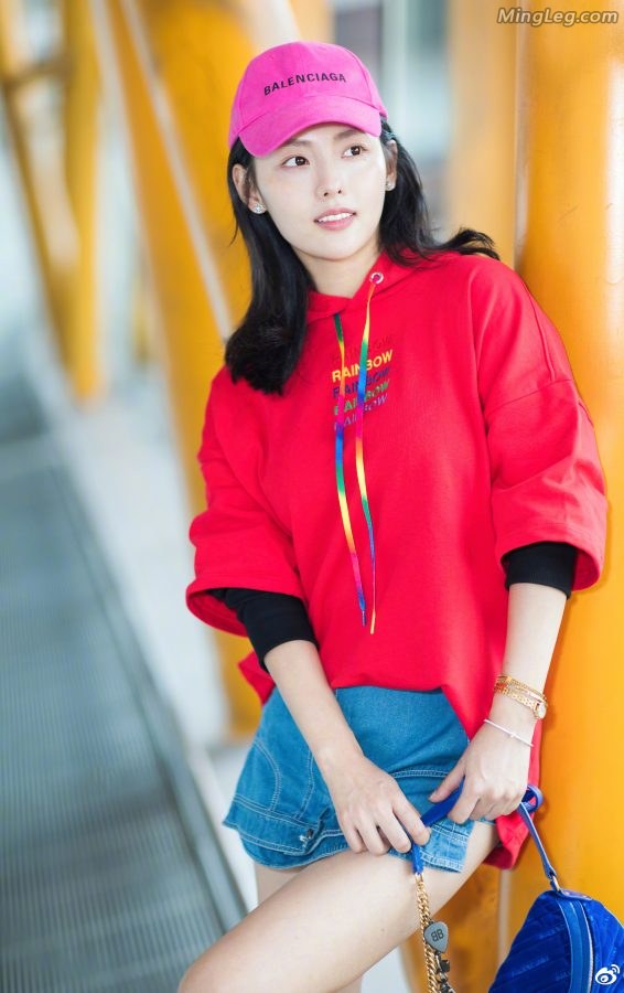 张嘉倪运动鞋白腿清新漂亮美少女(2/4)