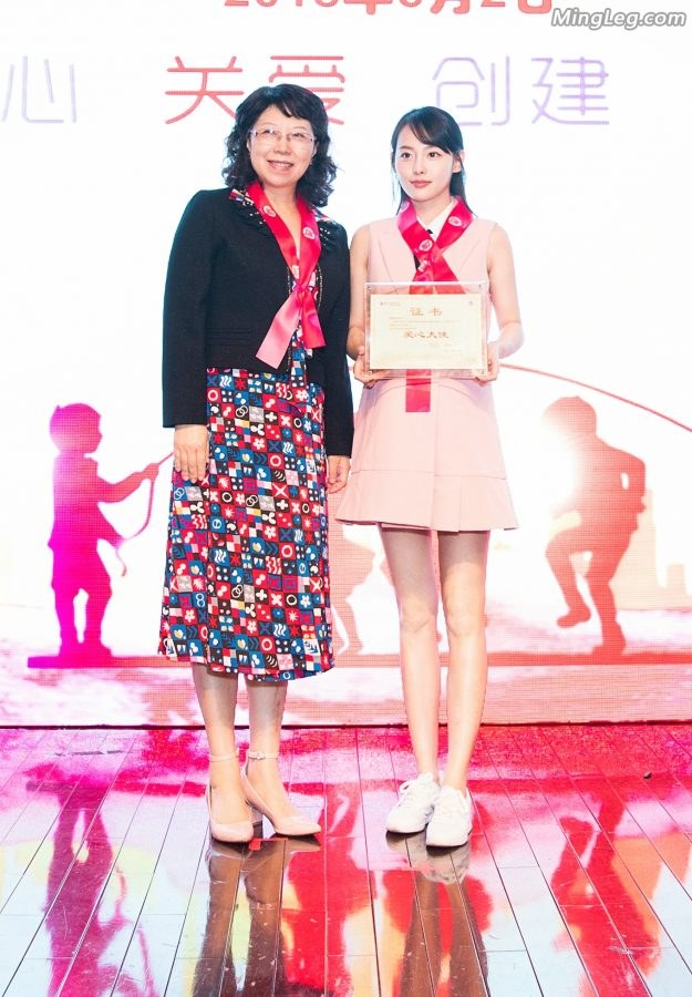 玉女张嘉倪粉色系装扮美腿(3/8)