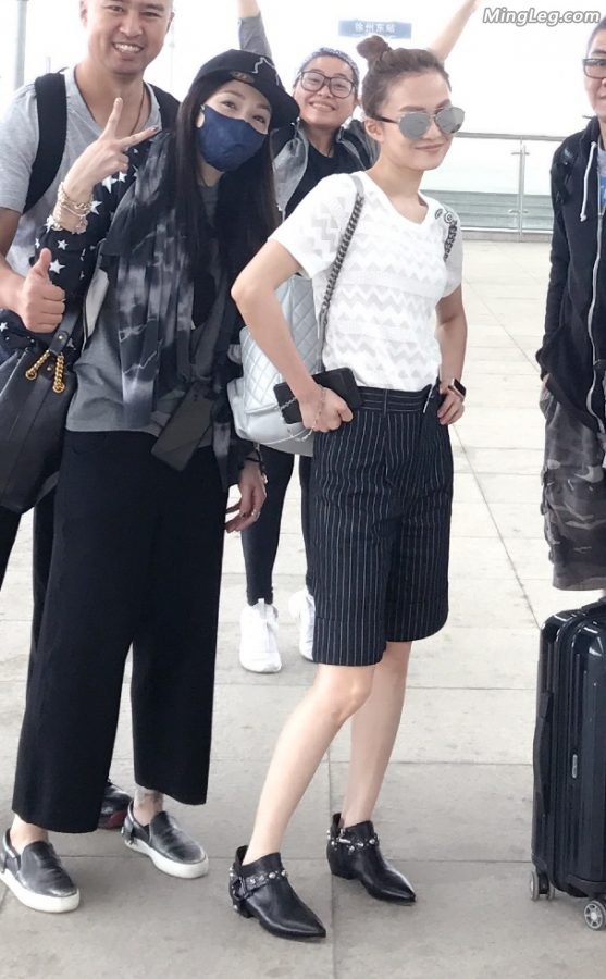 Angela Chang fell asleep while traveling on the high-speed train and patted her beautiful legs(3/4)