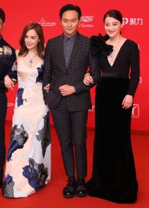 钟欣潼和梅婷两位少妇裙子太长了