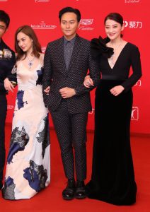 钟欣潼和梅婷两位少妇裙子太长了