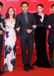 钟欣潼和梅婷两位少妇裙子太长了