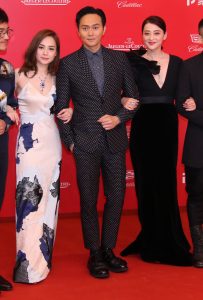 钟欣潼和梅婷两位少妇裙子太长了