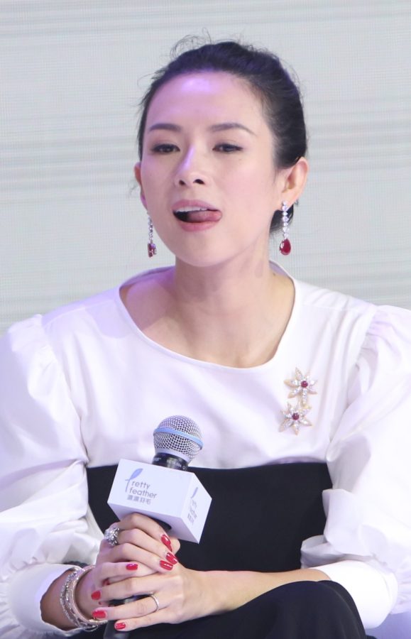 章子怡脚穿性感尖头高跟鞋跷二郎腿(8/9)