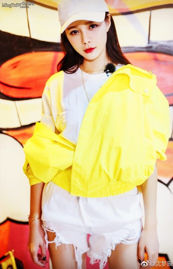 沈梦辰棒球帽短裤平底鞋美腿一流(8/8)