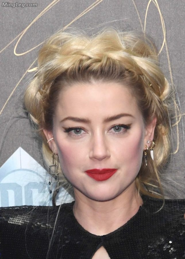 Amber Heard, the woman in "Aquaman", is so imaginative in her long-legged and jade-footed clothes.(10/12)