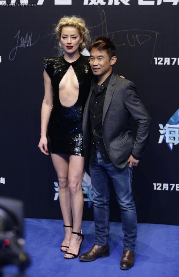 Amber Heard, the woman in "Aquaman", is so imaginative in her long-legged and jade-footed clothes.(11/12)