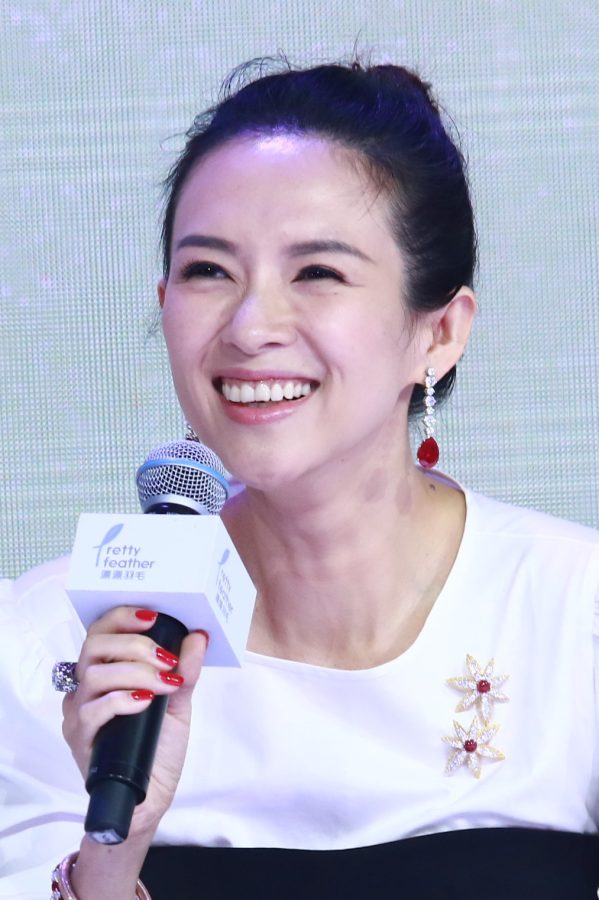 章子怡脚穿性感尖头高跟鞋跷二郎腿(9/9)